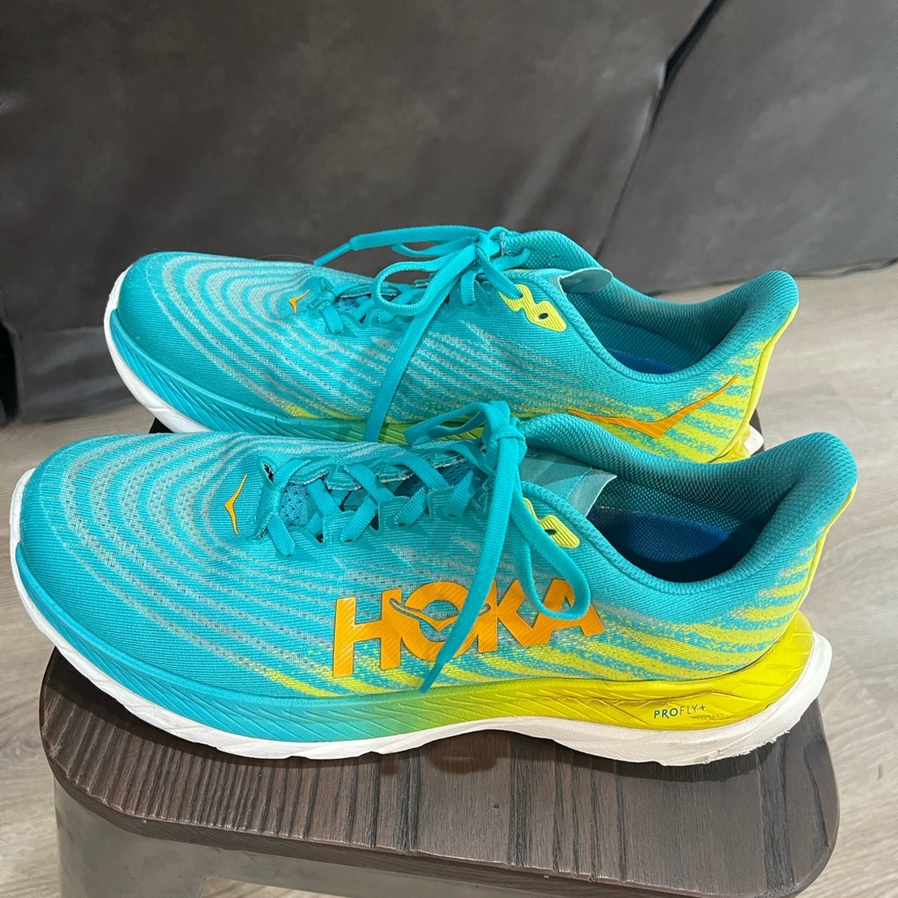 Women’s size 10.5 Hoka ProFly 4 running shoe. Green/yellow in good used shape.